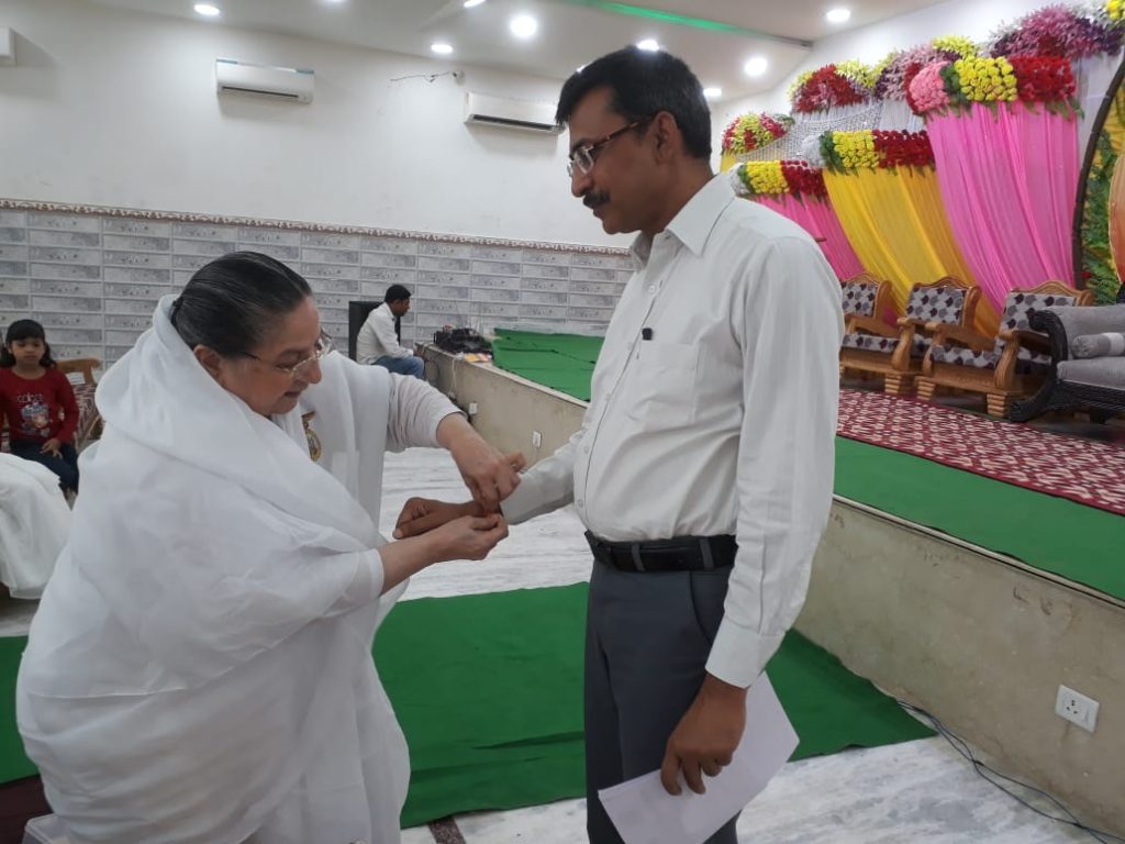28-7-2019,स्वागत बैंक्वेट हॉल-श्री सुनील कुमार,पुलिस महा निरीक्षक,पटना आदरणीया बी के रानी दीदी से राखी बंधवाते हुए।